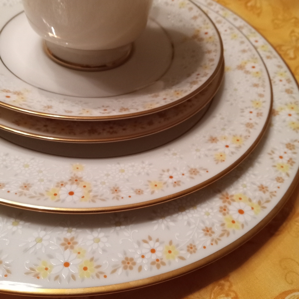 Noritake Fragrence five piece place setting discontinued pattern. Set of 4 - Picture 2 of 3